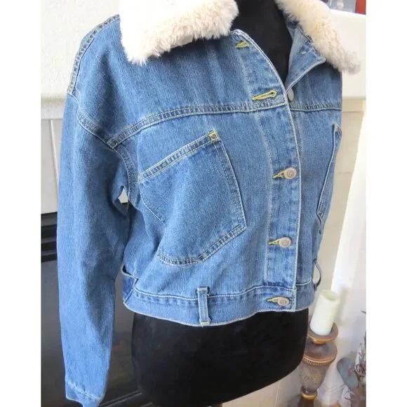 Highway Women's Cropped Denim Trucker Jacket Faux Fur Collar M EUC - Picture 2 of 14